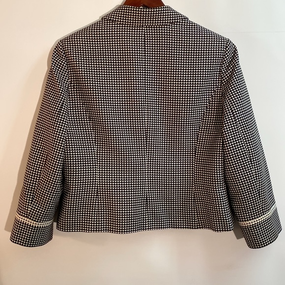 Axcess by Liz Claiborne - fitted cropped blazer. Size 12 - Picture 2 of 9